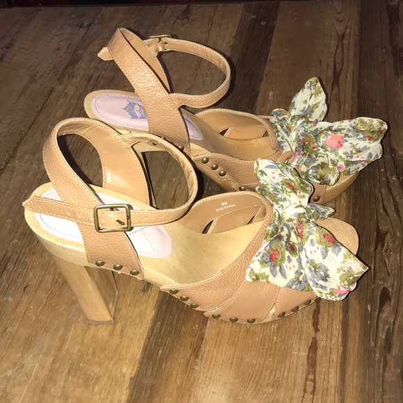 Crown Shoes - Crown size 9 wooden heels. Fabric tie